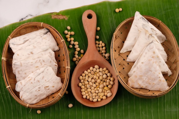 tempe lub tempeh to indonezyjska tradycyjna żywność wytwarzana ze sfermentowanych ziaren soi. warzywko białkowe. grzyb