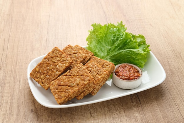 Tempeh, Tempe Goreng Lub Fried Tempeh To Tradycyjna żywność Indonezyjska, Wykonana Ze Sfermentowanych Nasion Soi