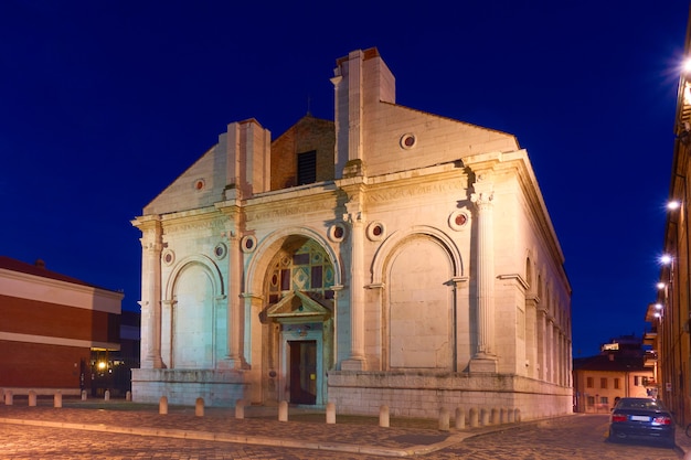 Tempio Malatestiano (świątynia Malatesta) - Kościół Katedralny W Rimini Nocą, Włochy