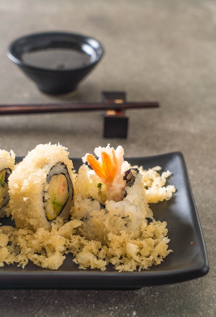 tempura krewetki sushi roll