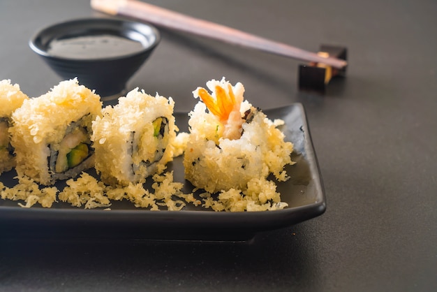 tempura krewetki sushi roll