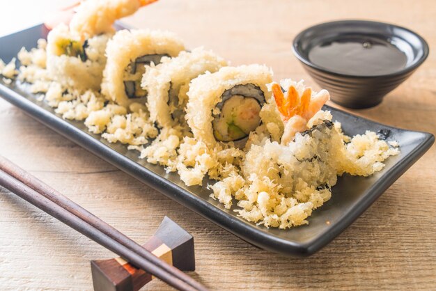 tempura krewetki sushi roll