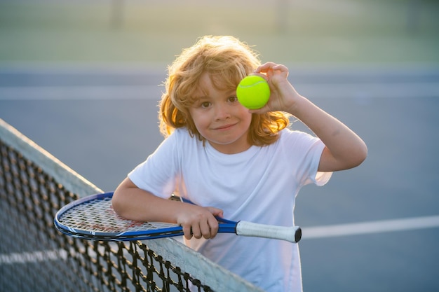 Tenis dziecko początkujący tenis chłopiec gra w tenisa na korcie