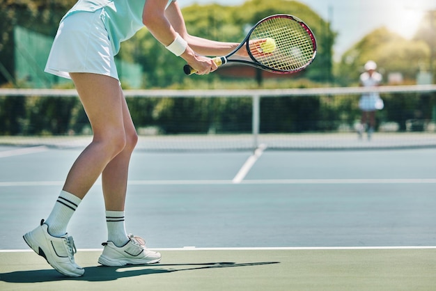 Tenis służy sportowi i kobiecie z nogami na świeżym powietrzu, motywacji do ćwiczeń i rywalizacji z treningiem sportowców Zdrowy trening i gracz na murawie aktywny ze sportem i ćwiczeniami z akcją