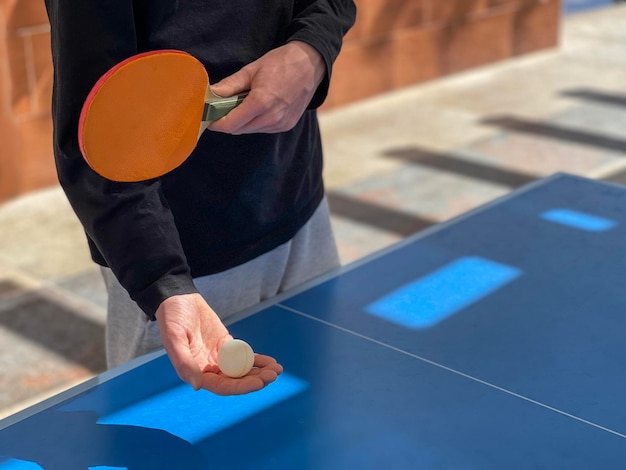 Tenisista stołowy wykonujący serwis Gra w ping ponga Bliska obsługa tenisa stołowego