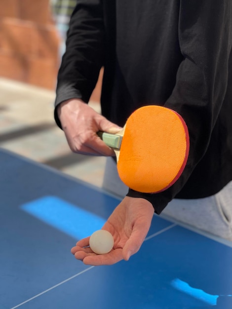 Zdjęcie tenisista stołowy wykonujący serwis gra w ping ponga bliska obsługa tenisa stołowego