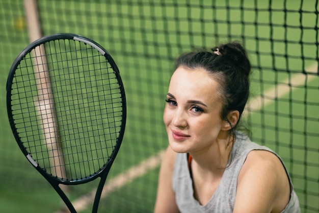 Tenisistka gra na treningu z rakietą i piłką na korcie