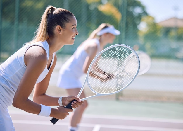 Tenisistka Lub Sportowa Kobieta Z Rakietą I Sprzętem Sportowym Grająca Mecz Na Zewnątrz Boiska Sportowego