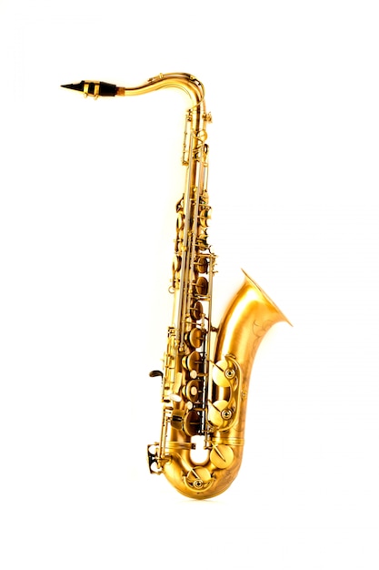 Zdjęcie tenorowego saksofonu złoty saksofon odizolowywający na bielu