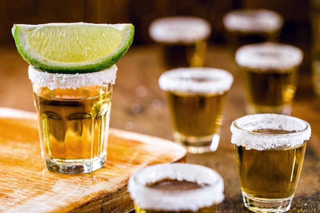 Tequila, ognisty napój, mocna zawartość alkoholu. Obraz baru i restauracji w menu. Międzynarodowy Dzień Tequili.