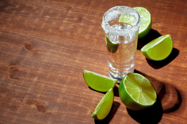 Tequili Srebrne Strzały Z Plasterkami Limonki I Solą Na Desce