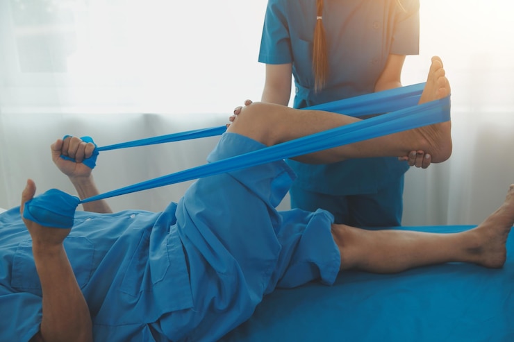 Zdjęcie terapeuci fizyczni pracują z pacjentami w klinikach bliskiego zasięgu koncepcja rehabilitacji zdrowia fizycznego lekarz doradza pacjentowi problemy z kostką i urazy mięśni