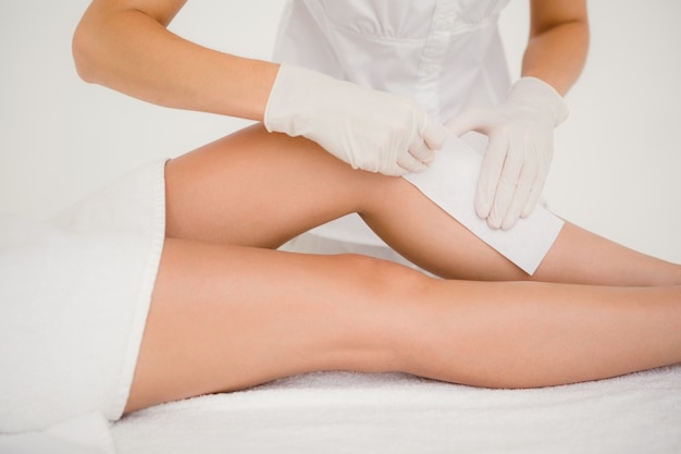 Terapeuta Woskowanie Nogi Kobiety W Centrum Spa