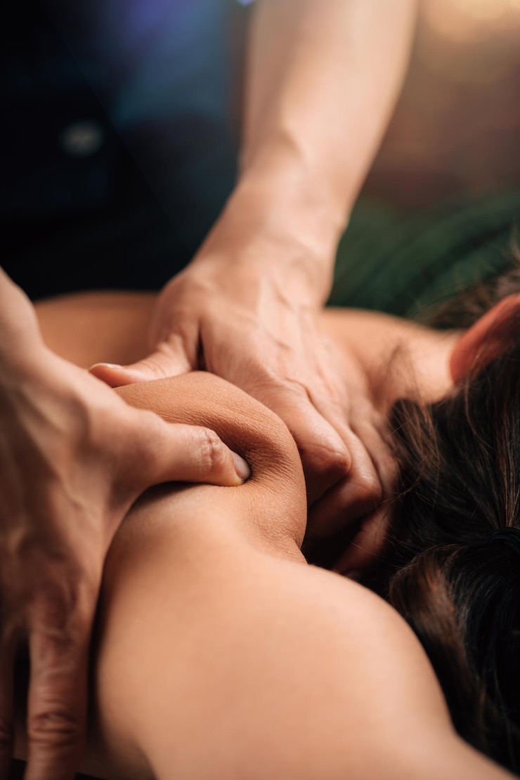 Zdjęcie terapia masażu tkanek głębokich. ręce terapeuty masujące ramię kobiety