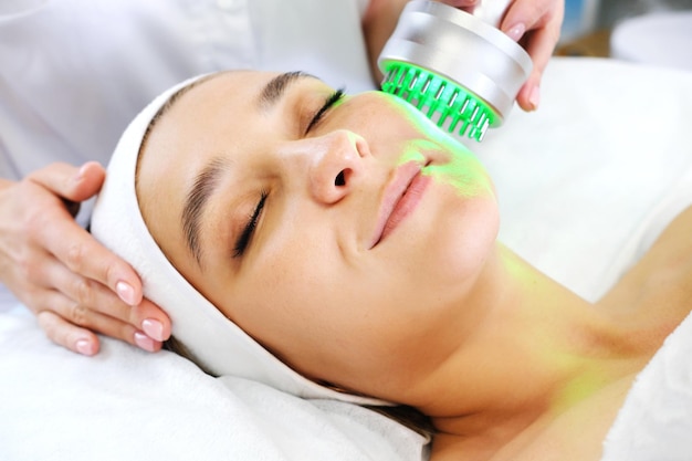 Terapia światłem podczerwonym Kosmetologia zabieg głowy Piękno twarzy kobiety Urządzenie do salonu kosmetycznego Odmładzanie skóry twarzy