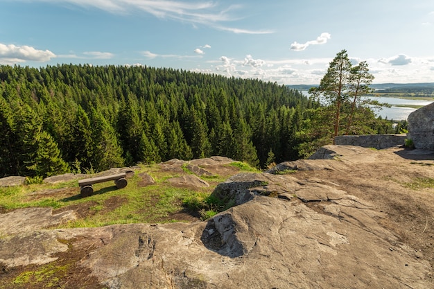 Teren stołowy na szczycie góry nad Sortavala, Karelia z drewnianą ławką dla turystów.