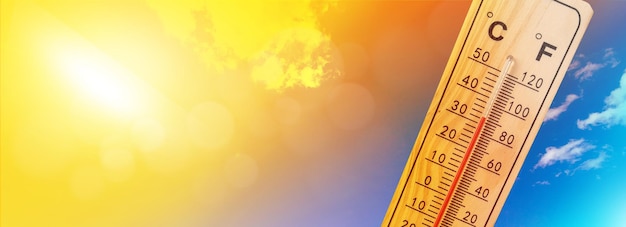 Termometr ciepła pokazuje, że na niebie jest gorąco. Lato