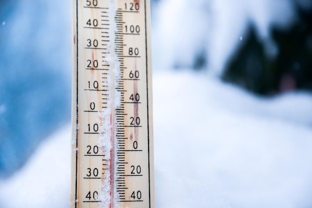 Termometr na śnieg z niską temperaturą w stopniach Celsjusza lub Fahrenheita zimą.