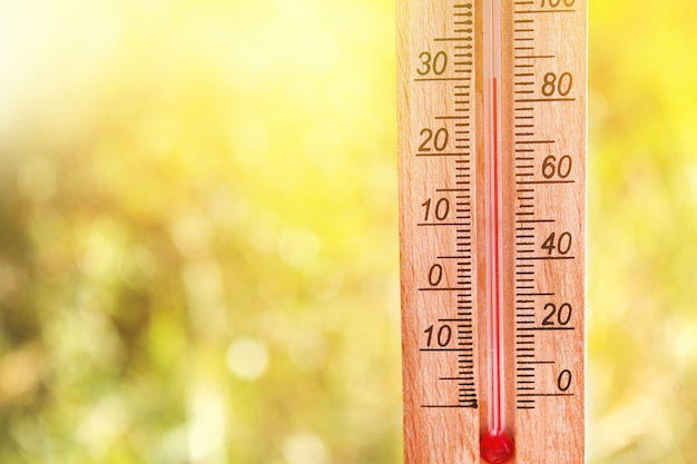 Termometr wyświetlający wysokie temperatury 30 stopni w słoneczne letnie dni.