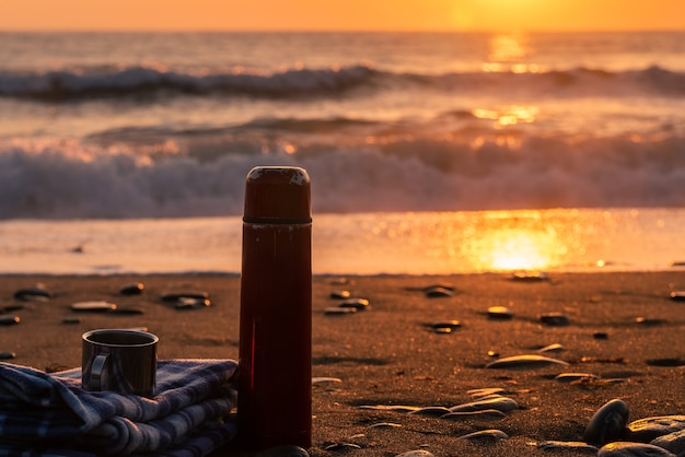 Termos Gorącej Herbaty I Miękki Pled Na Piaszczystej Plaży Wczesnym Rankiem Beach