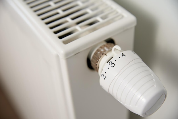 Zdjęcie termostat z ręcznie obracającym się klamrem grzejnika