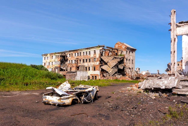 Terytorium opuszczonej kopalni. Zrujnowane budynki i rozbity samochód. Osada Khalmer-yu, Workuta, Rosja. Zdjęcie wysokiej jakości