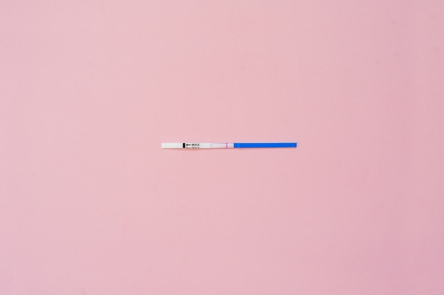 Zdjęcie test ciążowy odizolowywający na różowym tle. wynik ujemny