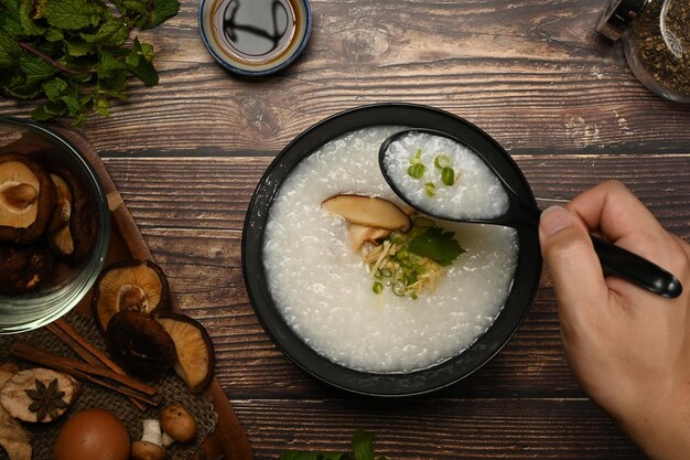 Testy Owsianka Ryżowa Z Jajkiem Na Miękko Shiitake Plasterkiem Imbiru I Plasterkiem Szalotki Na śniadanie Rano Lub Lekki Posiłek