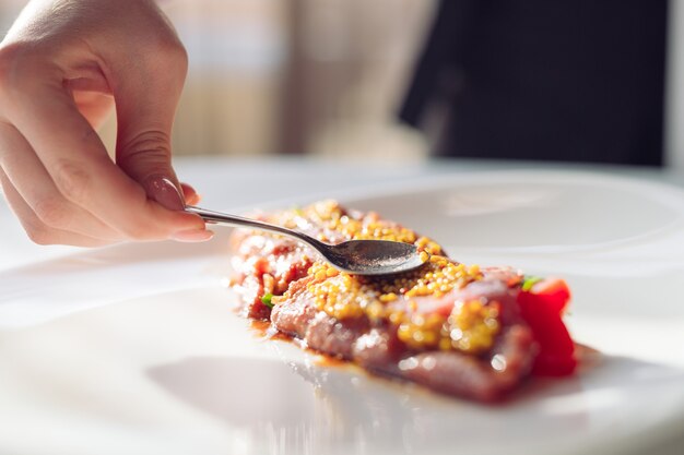 The Dish Is Carpaccio. Szef kuchni obornik ziarniste danie musztardowe, Carpaccio.