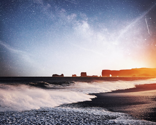 The Rock Troll Toes. Klify Reynisdrangar. Czarna, Piaszczysta Plaża. Fantastyczne Gwiaździste Niebo I Mleczna Droga