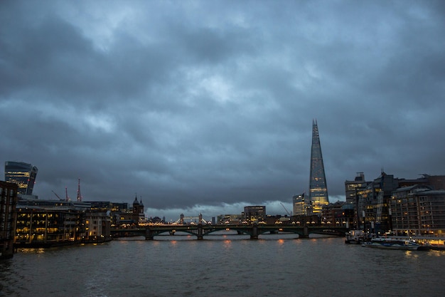 Zdjęcie the shard w deszczowy dzień w nocy wieżowiec w southwark london