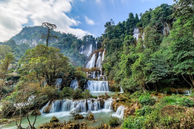 Thi lo su Waterfallpiękny wodospad w głębi lasu deszczowego Prowincja Tajlandia