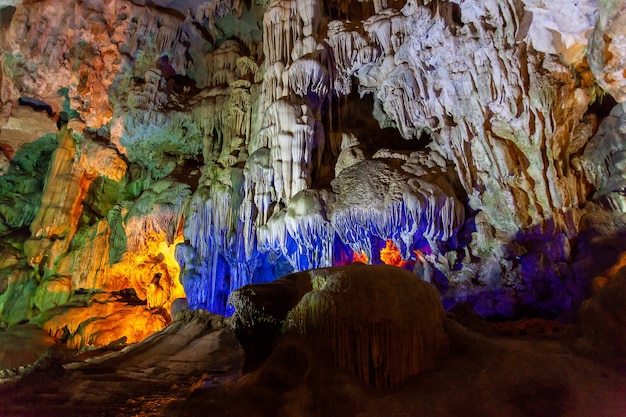 Thien Cung Cave, Zatoka Halong, Wietnam