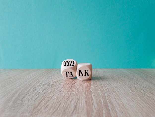 Think tank symbol Obrócił drewnianą kostkę i zmienił słowo tank, aby myśleć