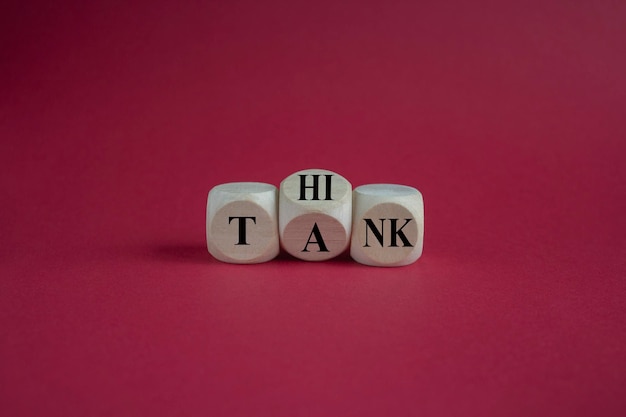 Think tank symbol Obrócił drewnianą kostkę i zmienił słowo tank, aby myśleć