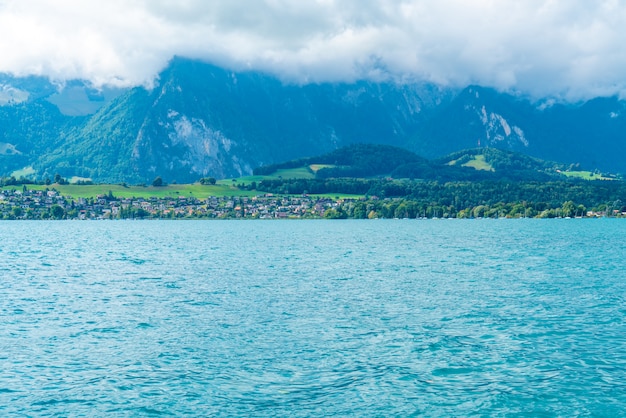 Thun Jezioro Z Górą W Szwajcaria