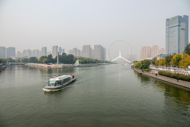 Tientsin Eye i nowoczesne budynki nad rzeką Haihe w Tianjin