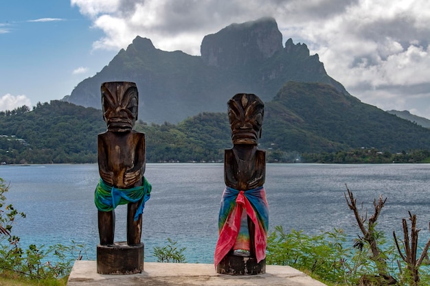 Tiki w bora bora polinezja francuska błękitna laguna turkusowa krystaliczna woda