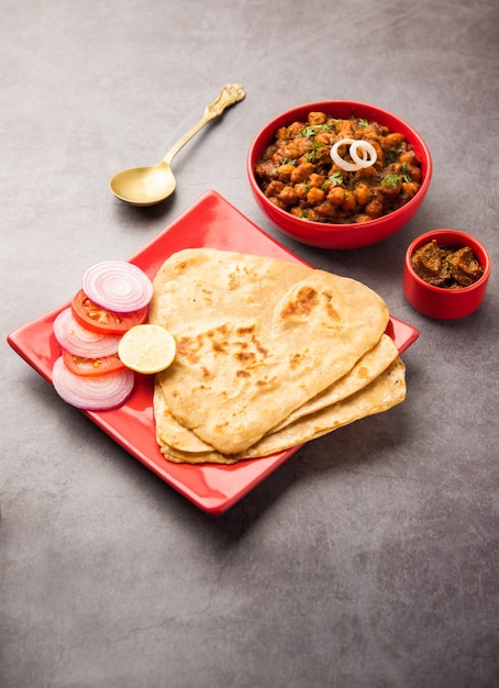 Tikona Paratha lub Triangle parotha z chole lub choley lub chana masala