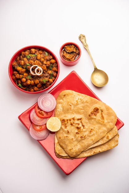 Tikona Paratha lub Triangle parotha z chole lub choley lub chana masala