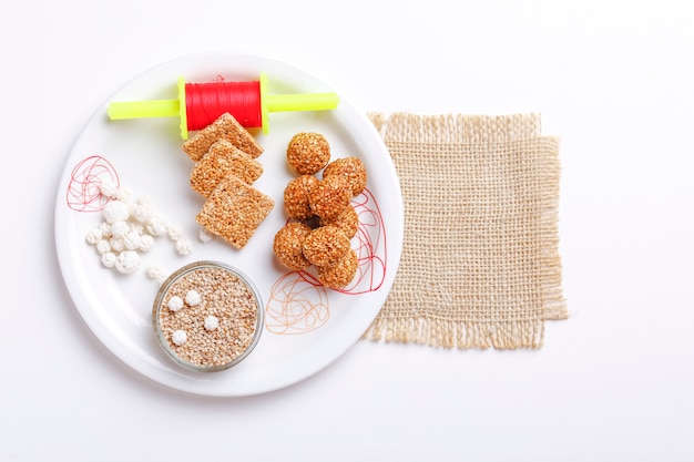 Til Gul Or Sweet Sesame Laddu Z Fikri Dla Indyjskiego Festiwalu Makar Sankranti