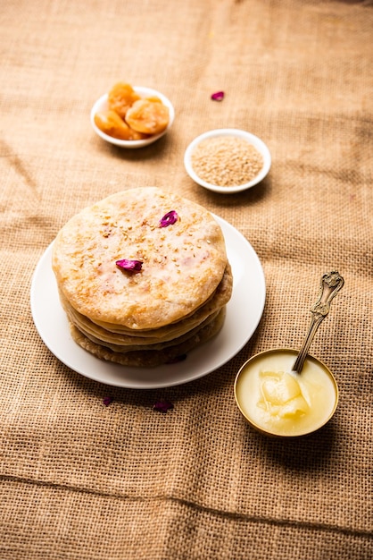 Til Gul roti dla Makar Sankranti Sweet Chapati poli wykonane przy użyciu jaggery z nasion sezamu