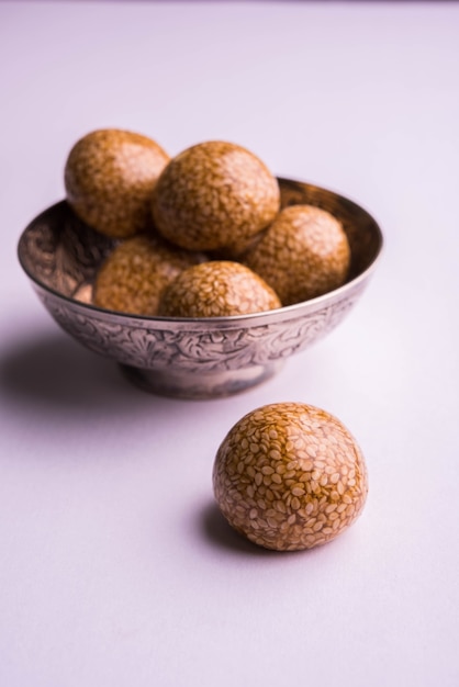 Til ke Ladoo lub Til laddu lub sezamowy słodki laddu