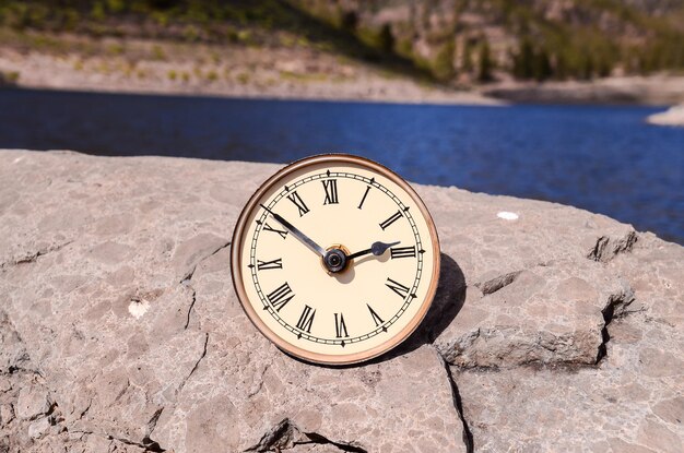 Time Concept Klasyczny zegar kieszonkowy w stylu vintage na wulkanicznych skałach