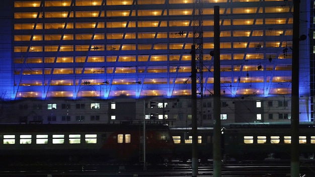 Timelapse pociągu podmiejskiego w mieście w nocy