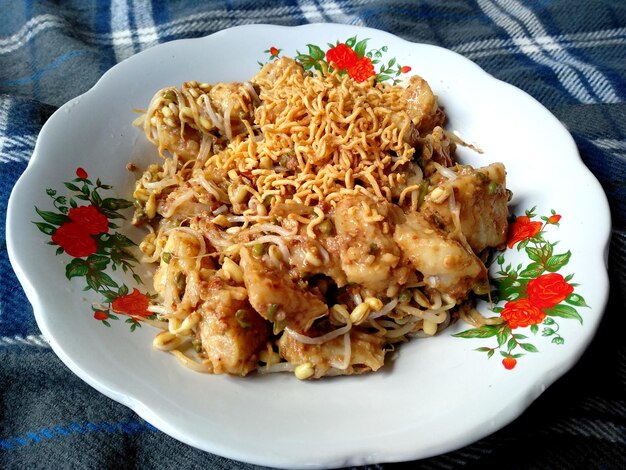 Tipat Cantok Bali lub Ketoprak indonezyjska kuchnia kulinarna