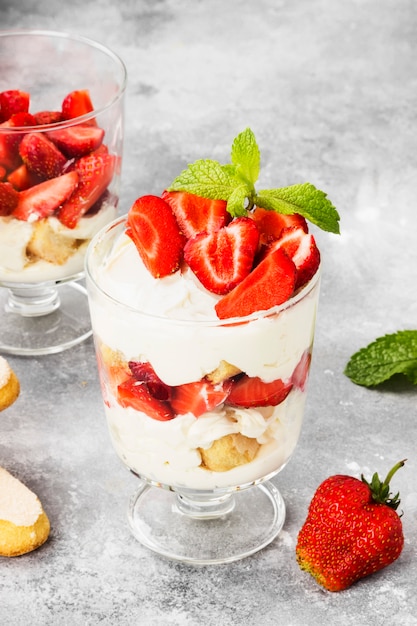 Tiramisu deserowe z truskawkami