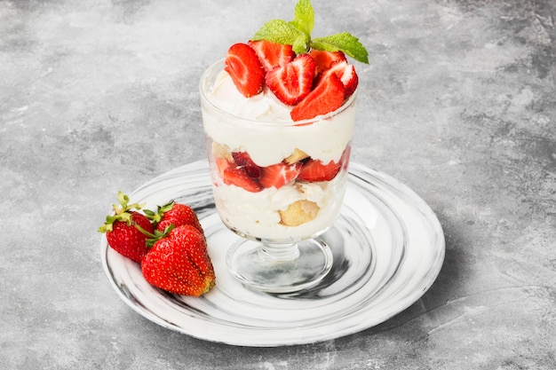 Tiramisu deserowe z truskawkami