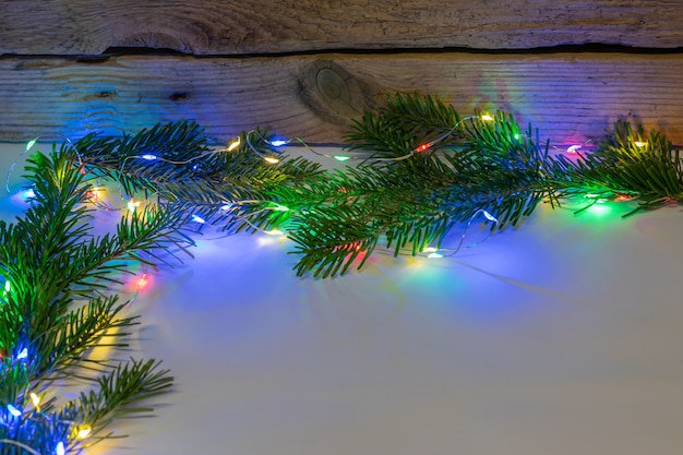 Tła Bożenarodzeniowi decoratio bożonarodzeniowe światła z dekoracją na drewnianym tle