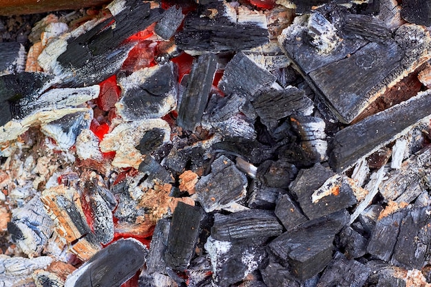 Tlące się węgle drzewne przygotowane do pieczenia mięsa